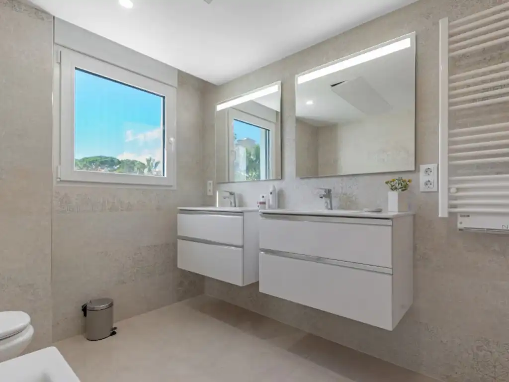 Bathroom of Houses for sale in El Campello  with Air Conditioner, Private garden and Swimming Pool