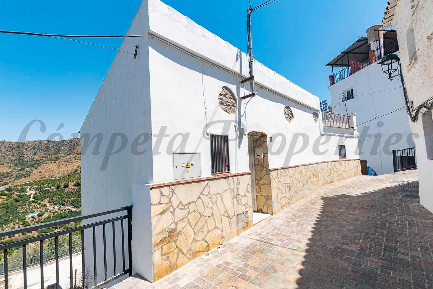 Vista exterior de Casa o xalet en venda en Sayalonga amb Terrassa, Moblat i Rentadora
