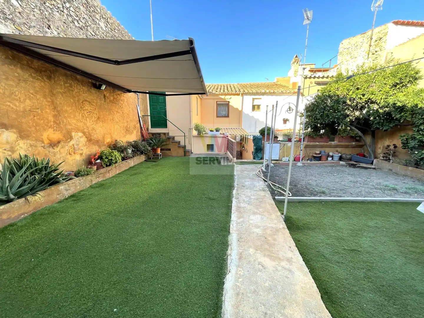 Adossat amb jardí en venda a de la Caritat