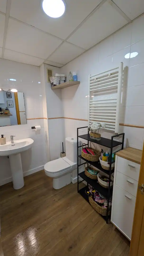 Baño de Casa adosada en venta en La Pobla de Vallbona con Aire acondicionado, Calefacción y Jardín privado