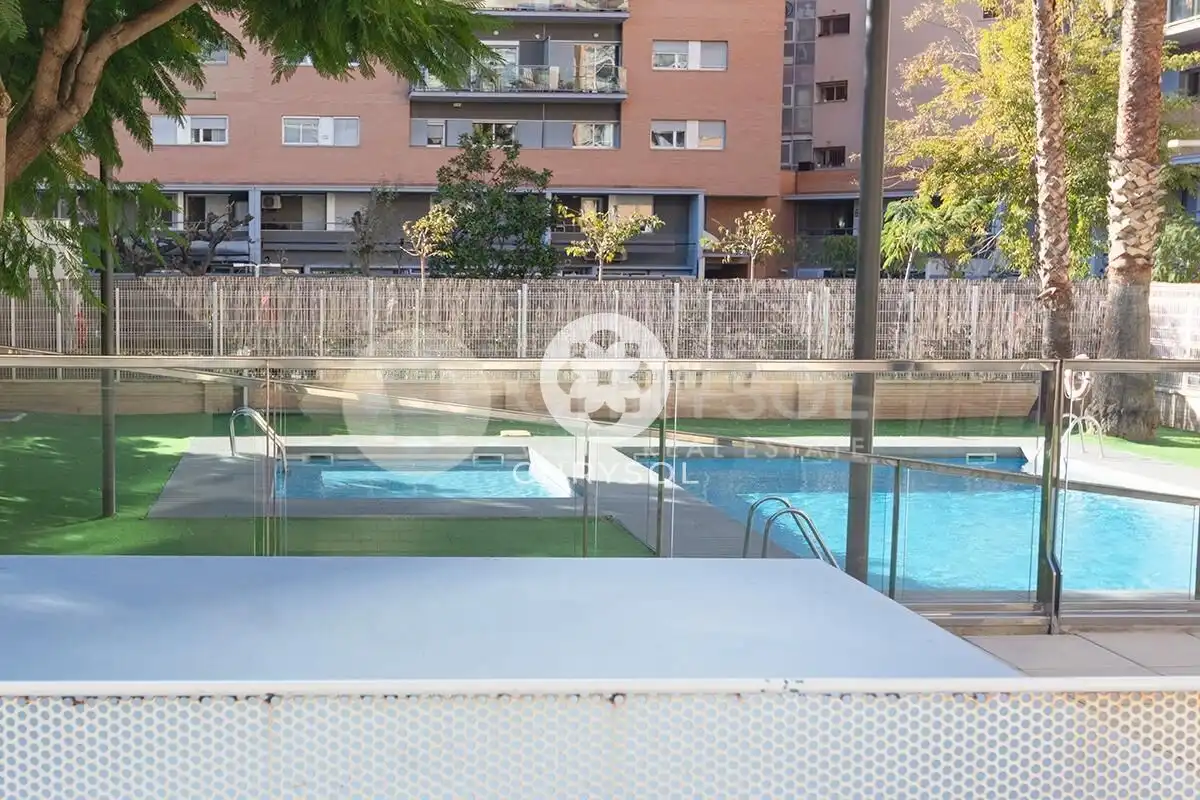 Piscina de Pis en venda en Barcelona amb Aire condicionat, Calefacció i Jardí privat