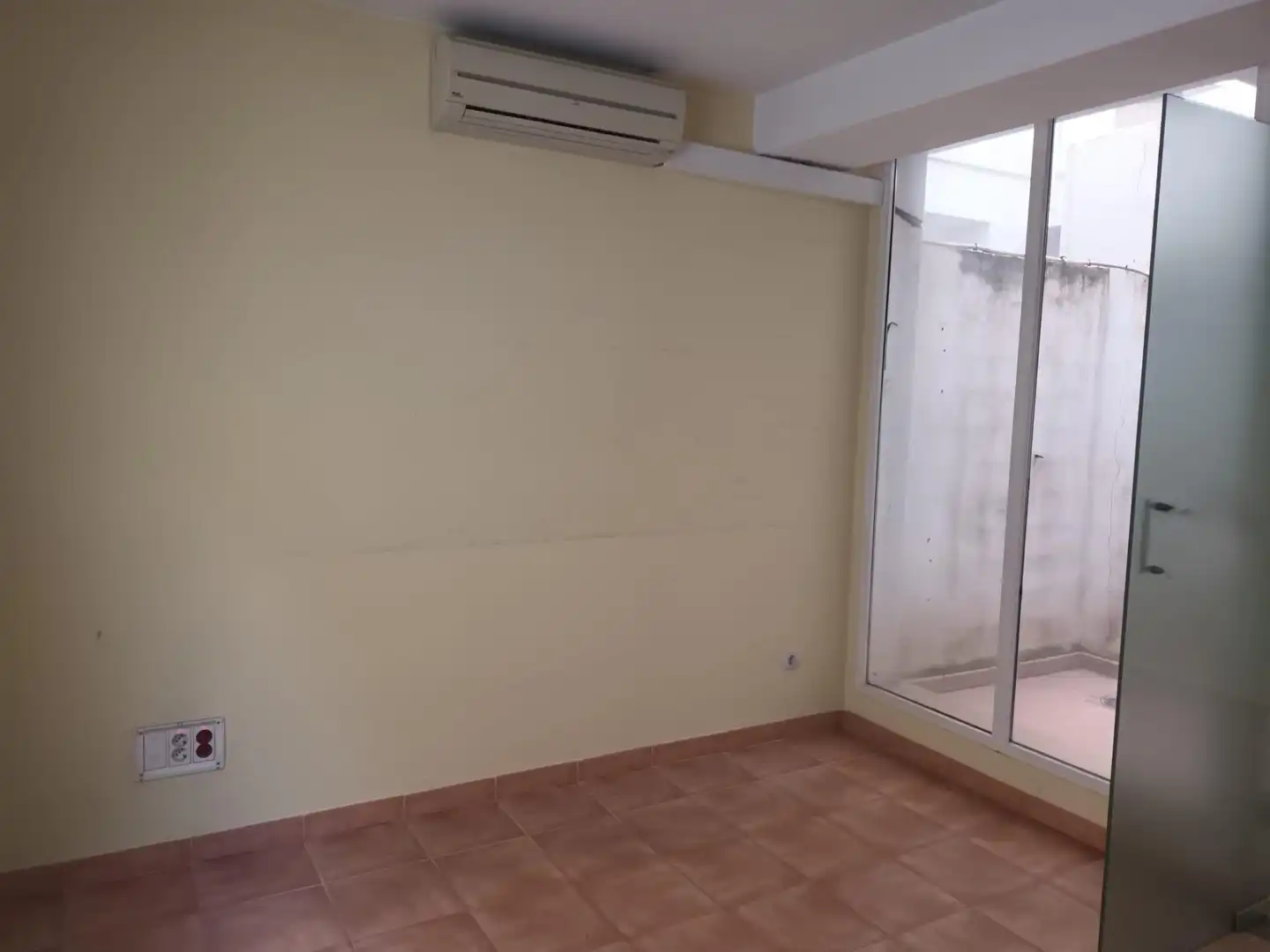 Ground floor for sale in Ontinyent  with Air Conditioner