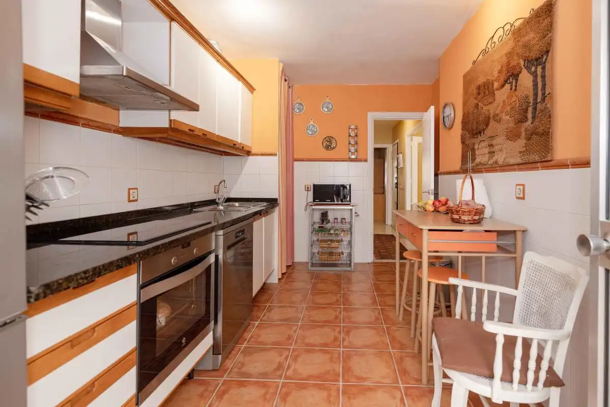 Cuina de Casa adosada en venda en Castilleja de la Cuesta amb Aire condicionat, Calefacció i Terrassa