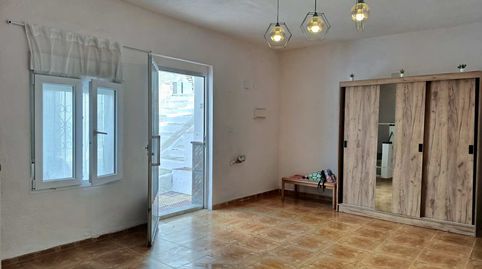 Situada en el tradicional y pintoresco barrio de Sant Francesc, casco antiguo de la población a la falda de la montaña, siento zon