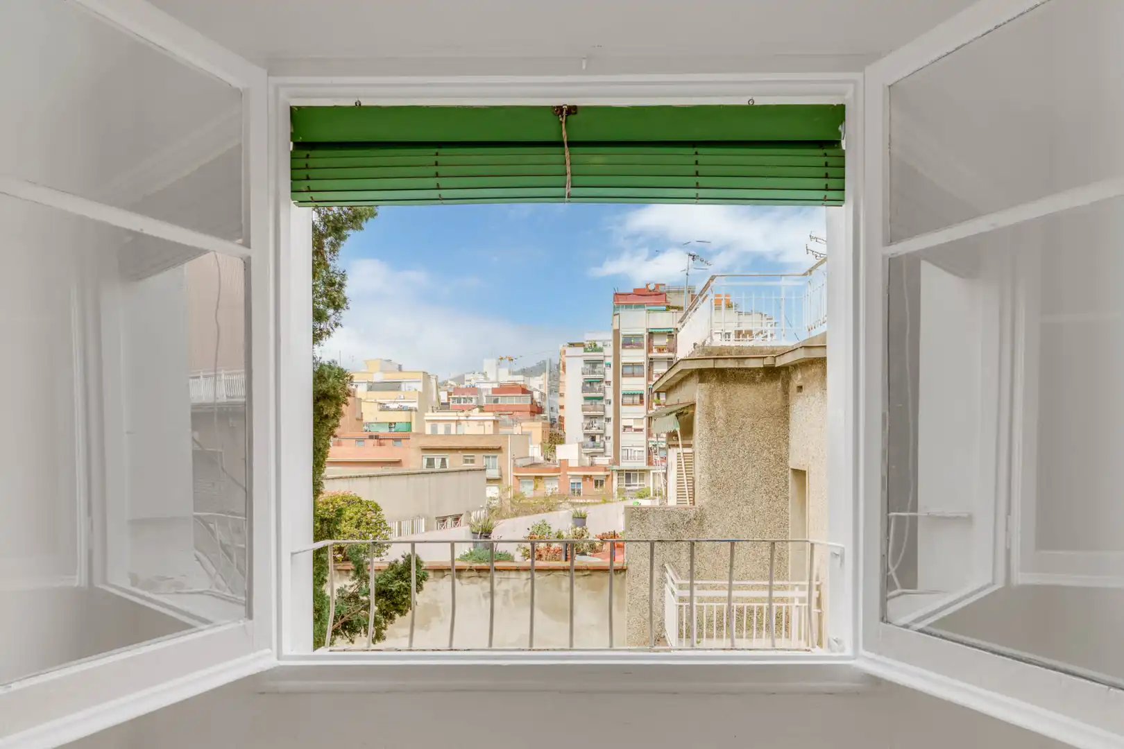 Vista exterior de Piso en venta en L'Hospitalet de Llobregat con Parquet y Horno