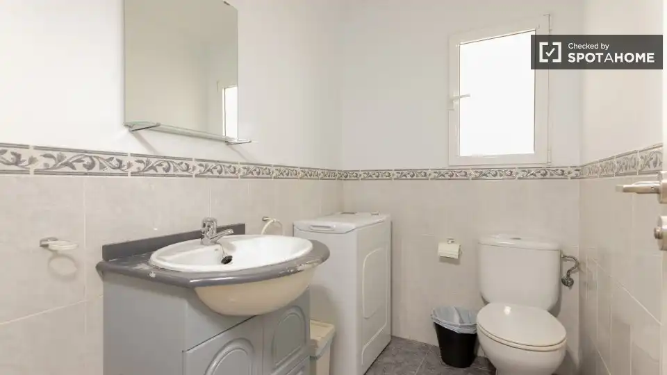 Baño de Piso de alquiler en Valencia con Aire acondicionado, Calefacción y Amueblado