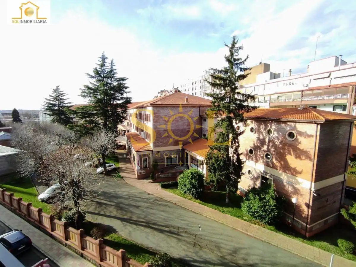 Vista exterior de Pis en venda en León Capital  amb Calefacció, Moblat i TV
