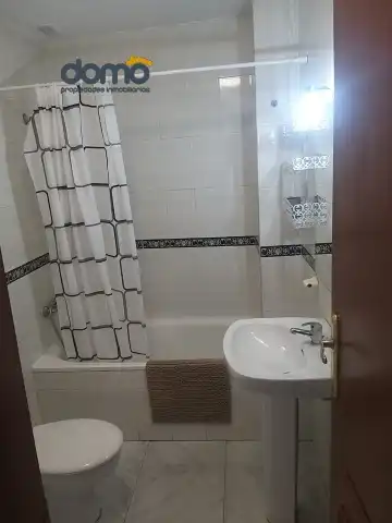Bathroom of Flat for rent in Granada  with Furnished, Washing machine and Microwave