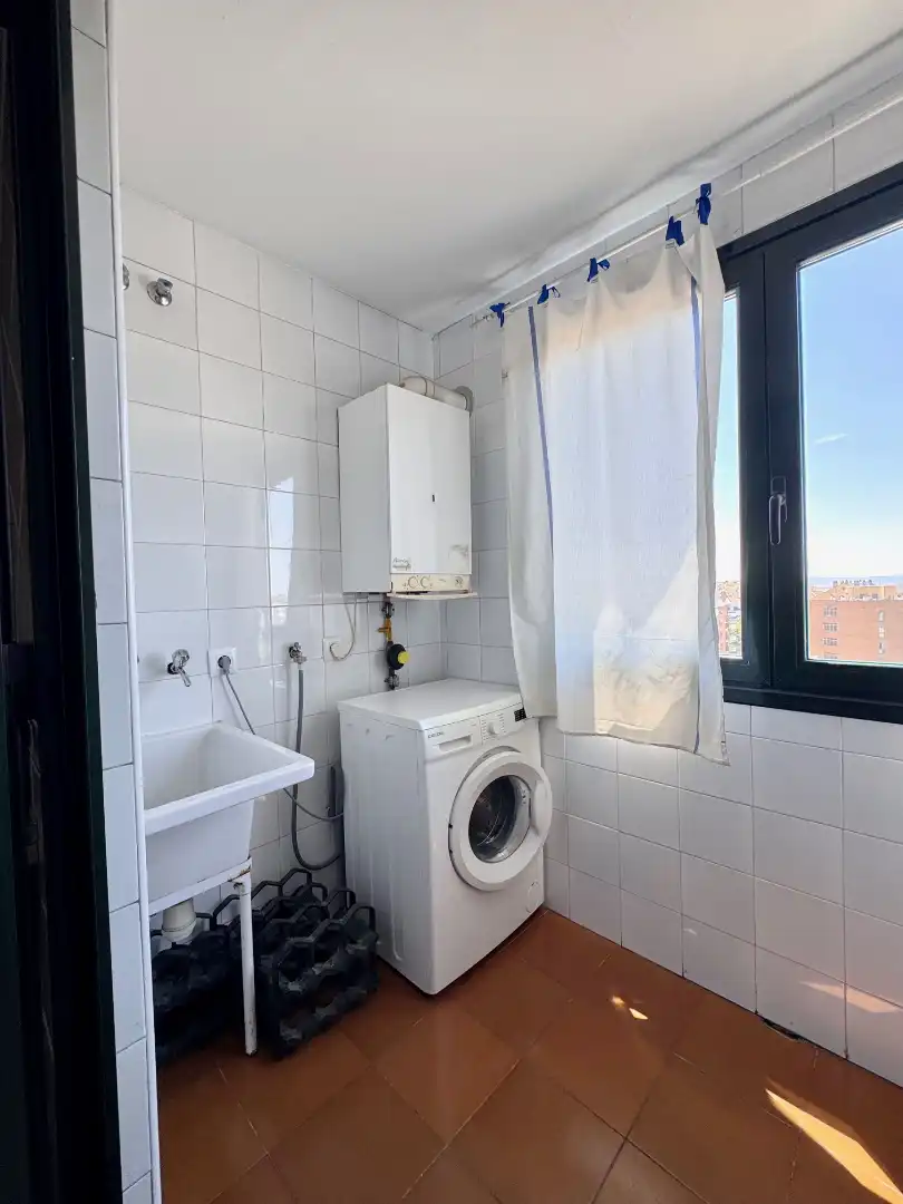 Badezimmer von Wohnungen zur Miete in Cáceres mit Klimaanlage, Heizung und Parkett