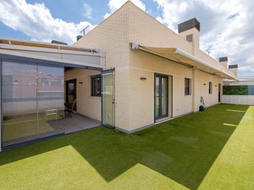 Penthouse with pool for sale in Calle la Serna
