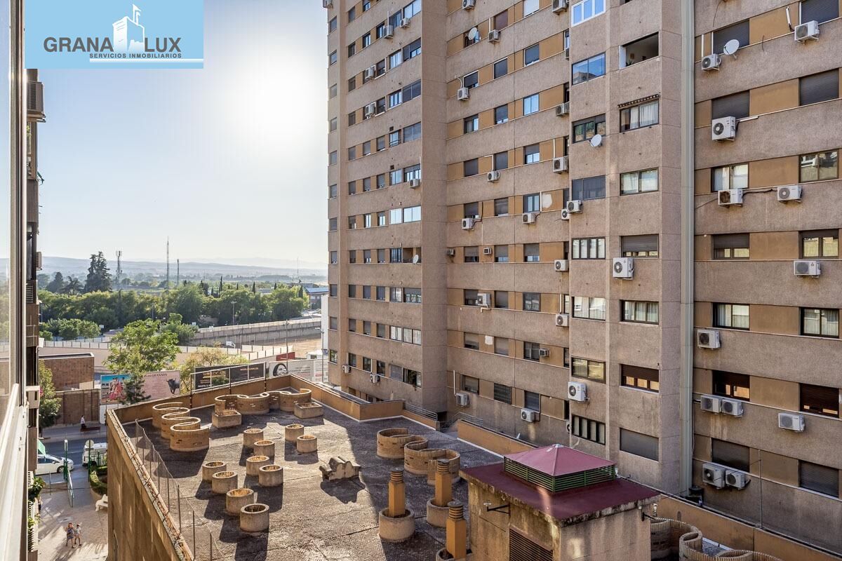 Vista exterior de Pis en venda en  Granada Capital amb Calefacció i Terrassa