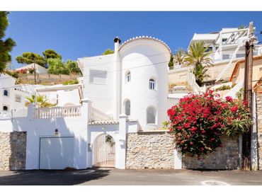 Villa con piscina in vendita a Calle Romántica 1