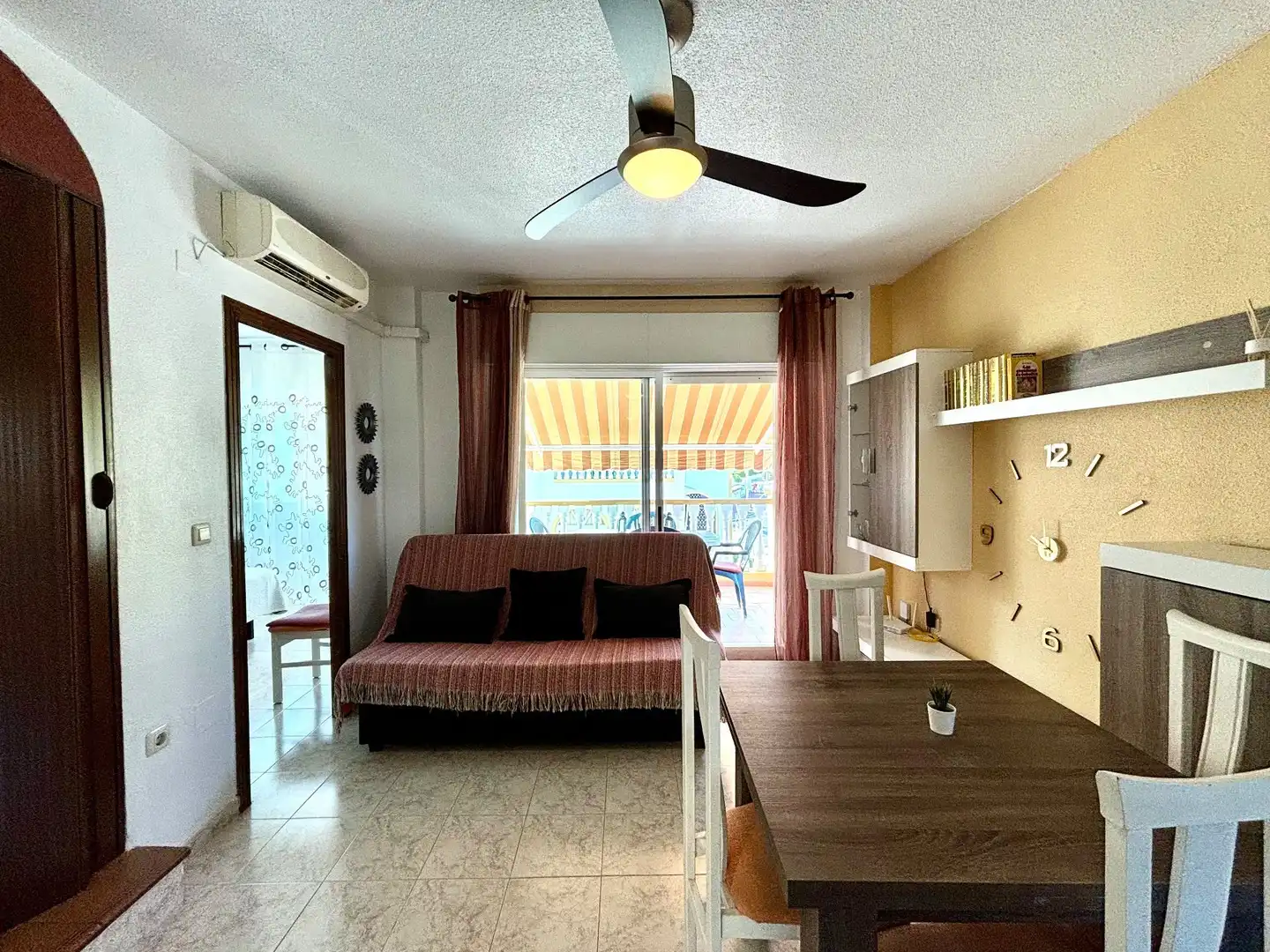 Sala d'estar de Dúplex de lloguer en Torrevieja amb Aire condicionat, Calefacció i Terrassa