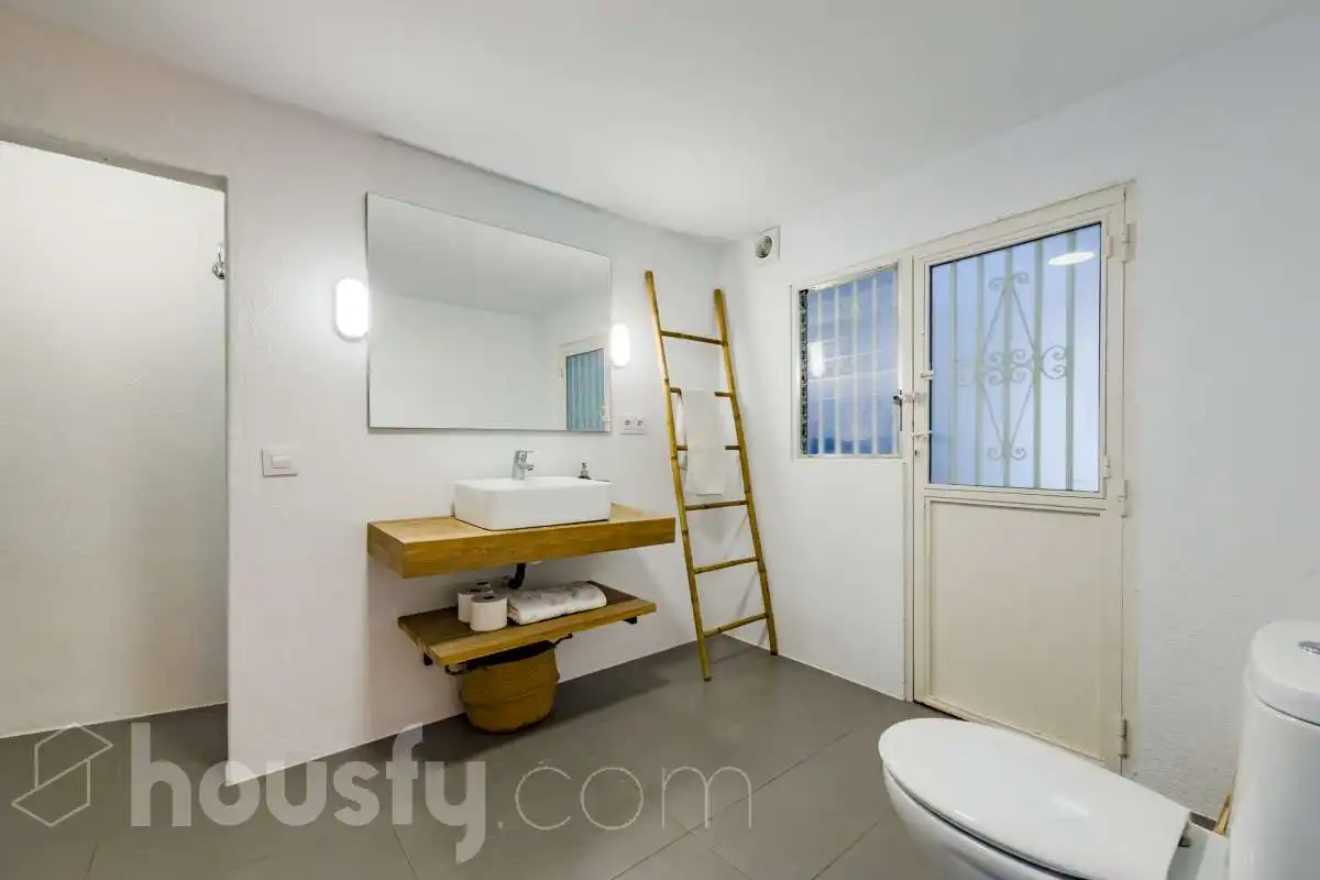 Baño de Finca rústica en venta en Montgat con Calefacción, Jardín privado y Terraza