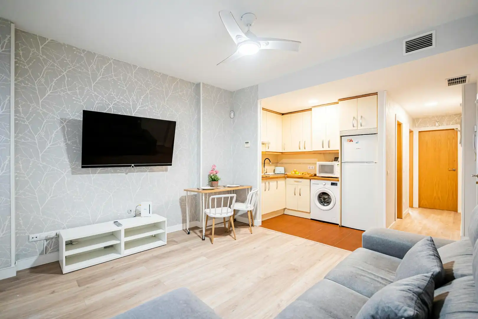 Living room of Flat for rent in Madrid  with Air Conditioner, Heating and Furnished