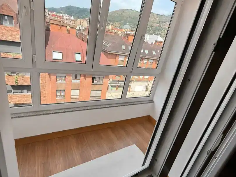 Dormitori de Pis en venda en Oviedo  amb Terrassa i Balcó