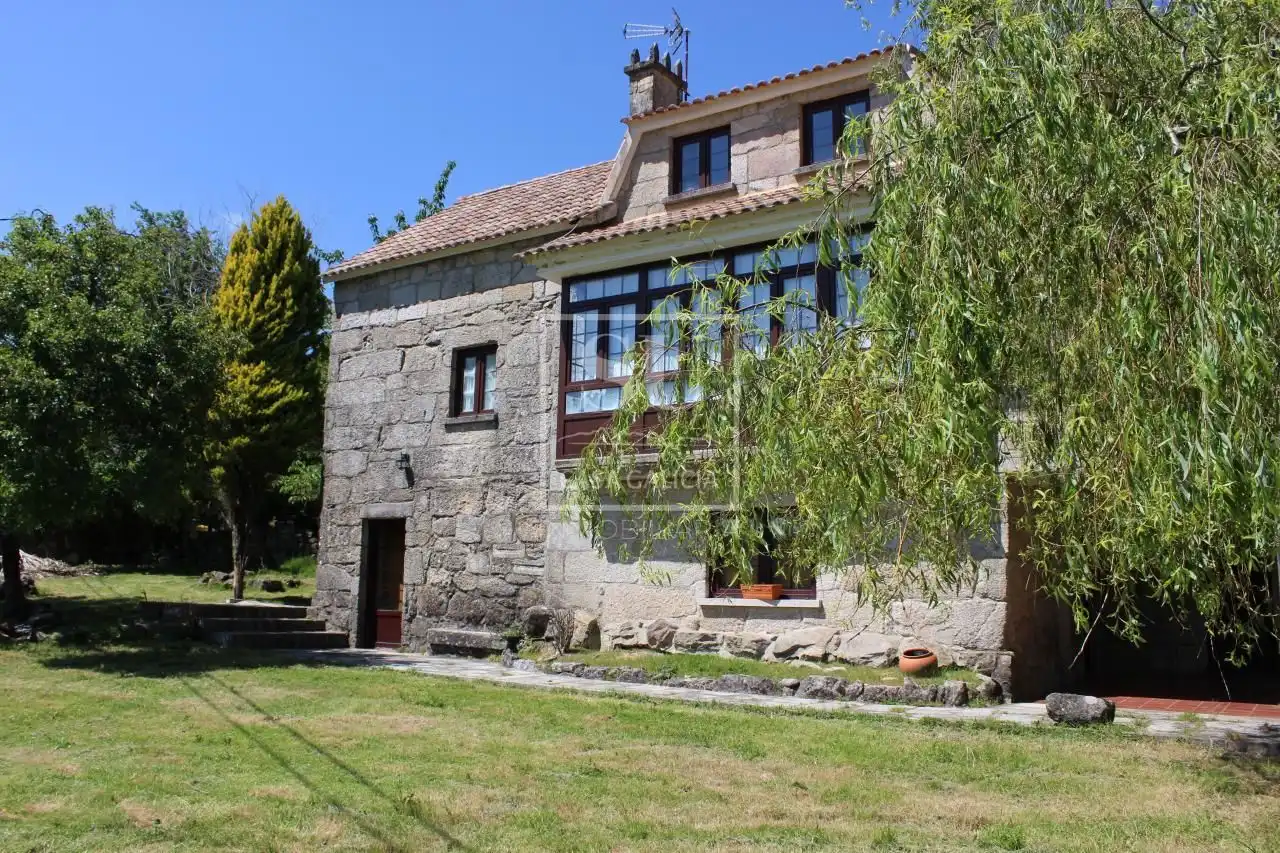 Außenansicht von Country house zum Verkauf in A Lama   mit Privatgarten