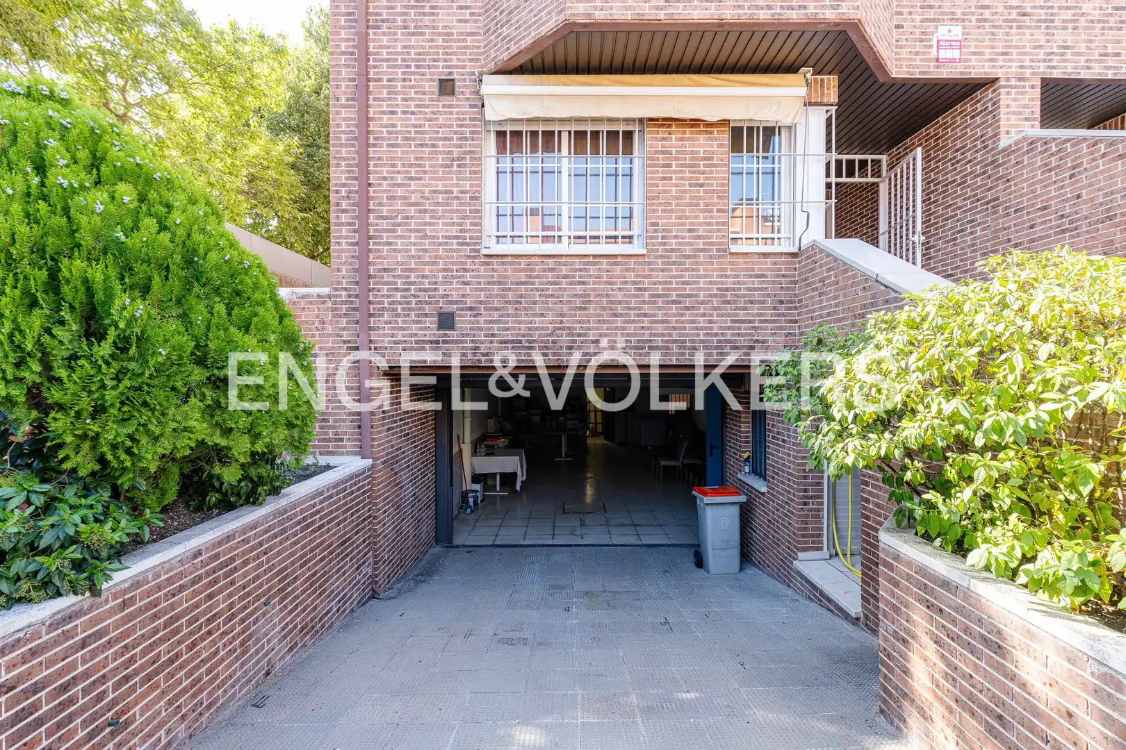 Vista exterior de Casa adosada en venta en Madrid con Aire acondicionado, Calefacción y Jardín privado