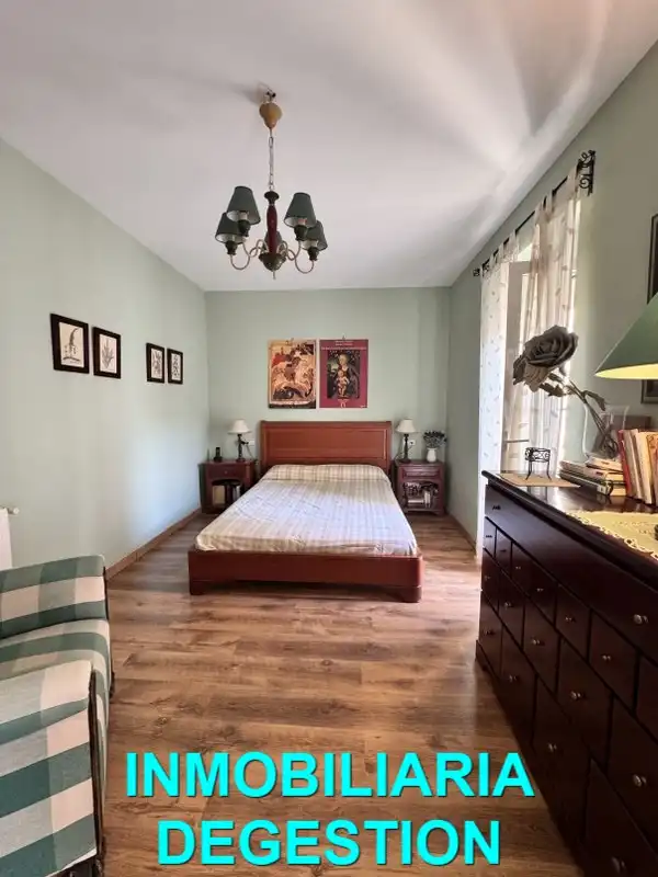 Dormitori de Casa adosada en venda en Linares amb Aire condicionat, Calefacció i Jardí privat