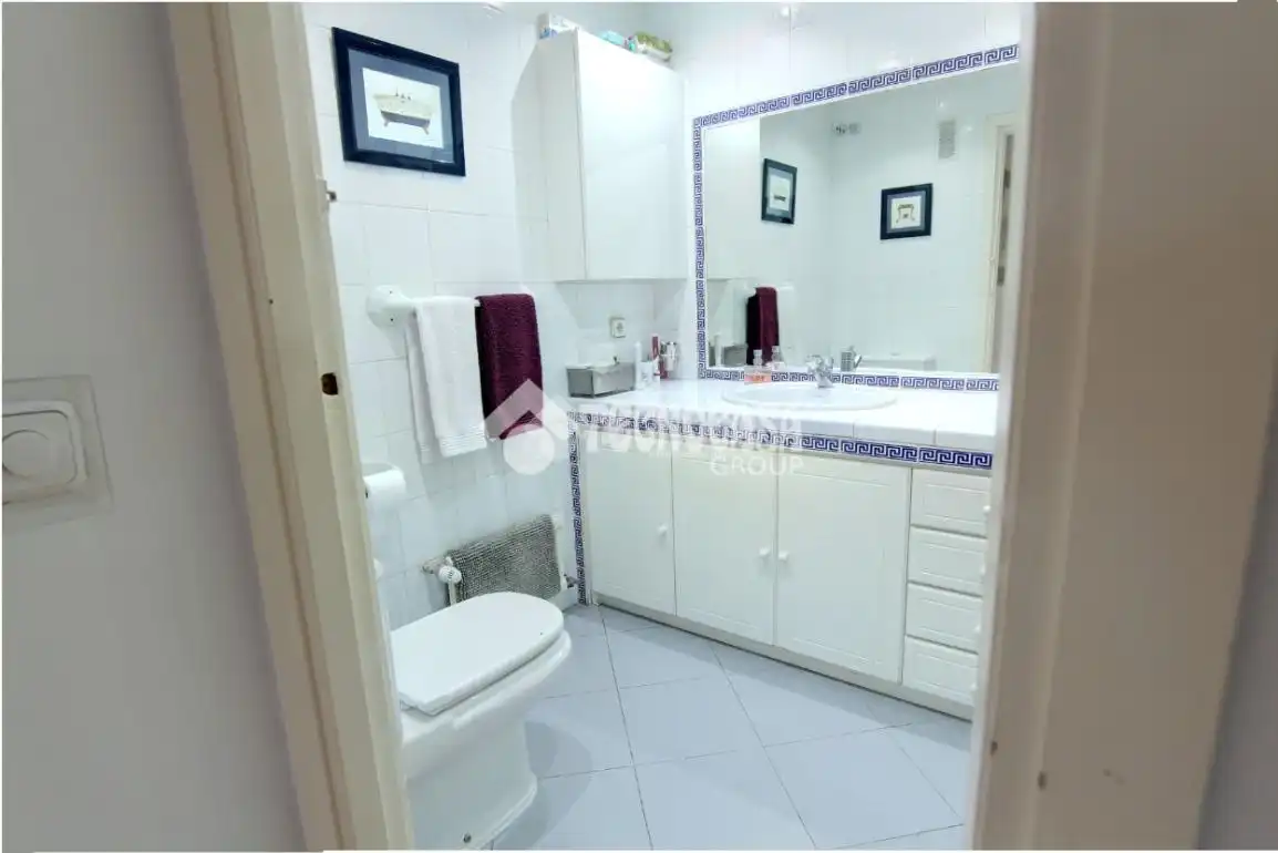 Baño de Piso en venta en Madrid con Calefacción, Parquet y Terraza