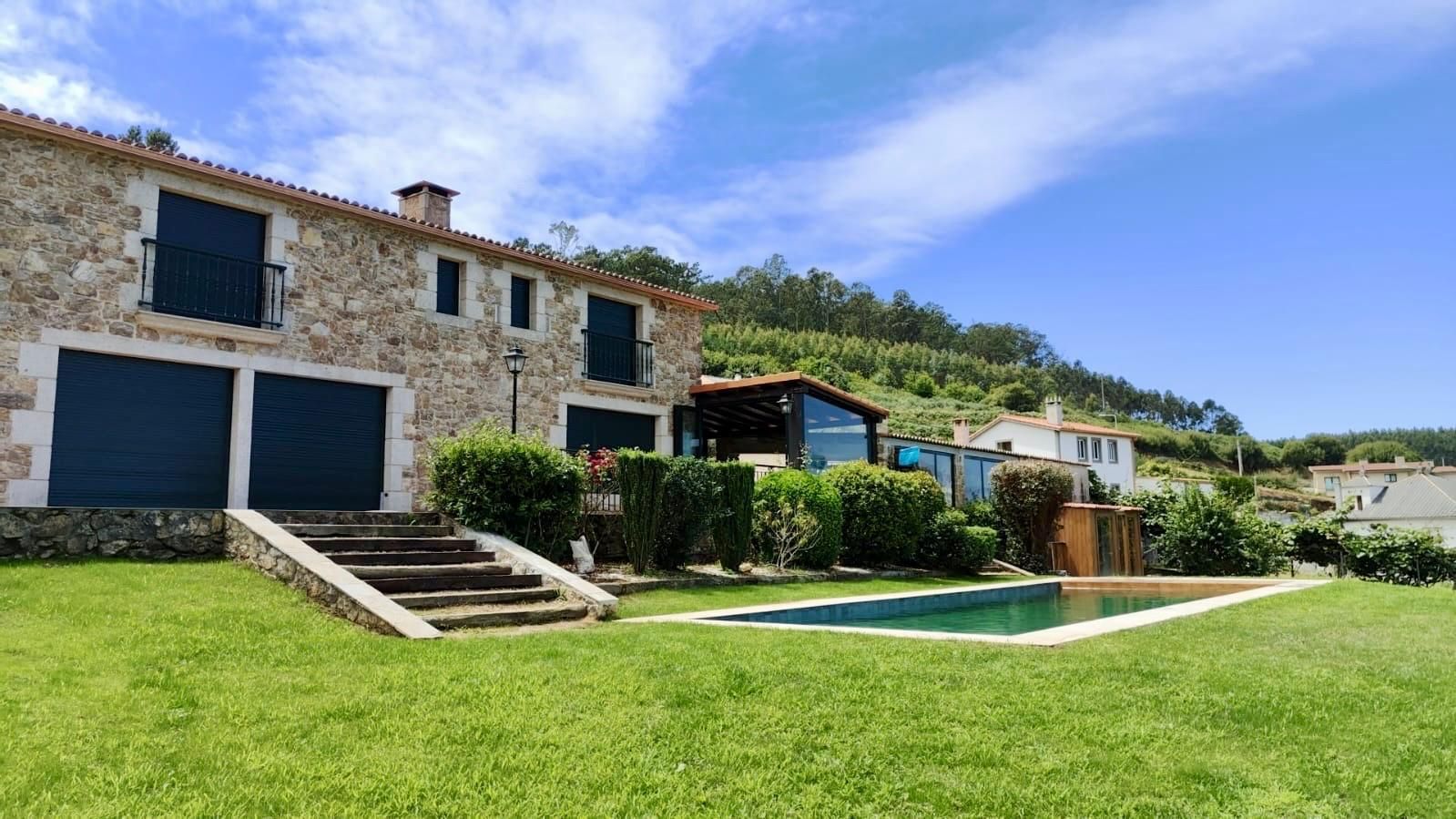Vista exterior de Casa o xalet de lloguer en A Laracha   amb Calefacció, Jardí privat i Terrassa