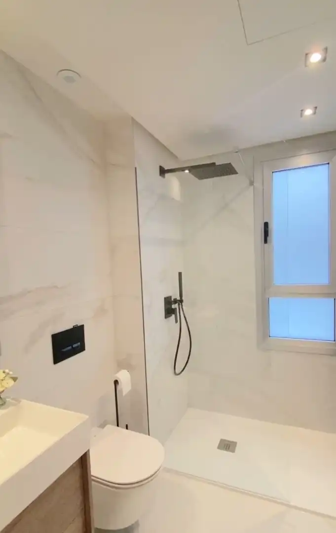 Bany de Pis en venda en Marbella amb Aire condicionat, Calefacció i Terrassa