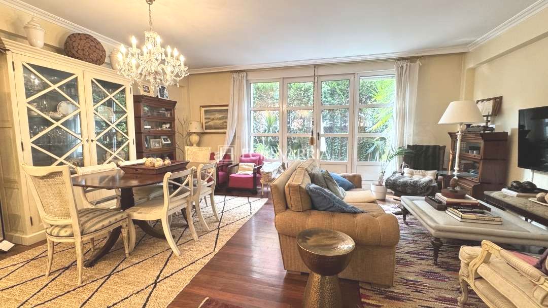 Sala d'estar de Casa adosada en venda en Getxo  amb Calefacció, Jardí privat i Terrassa