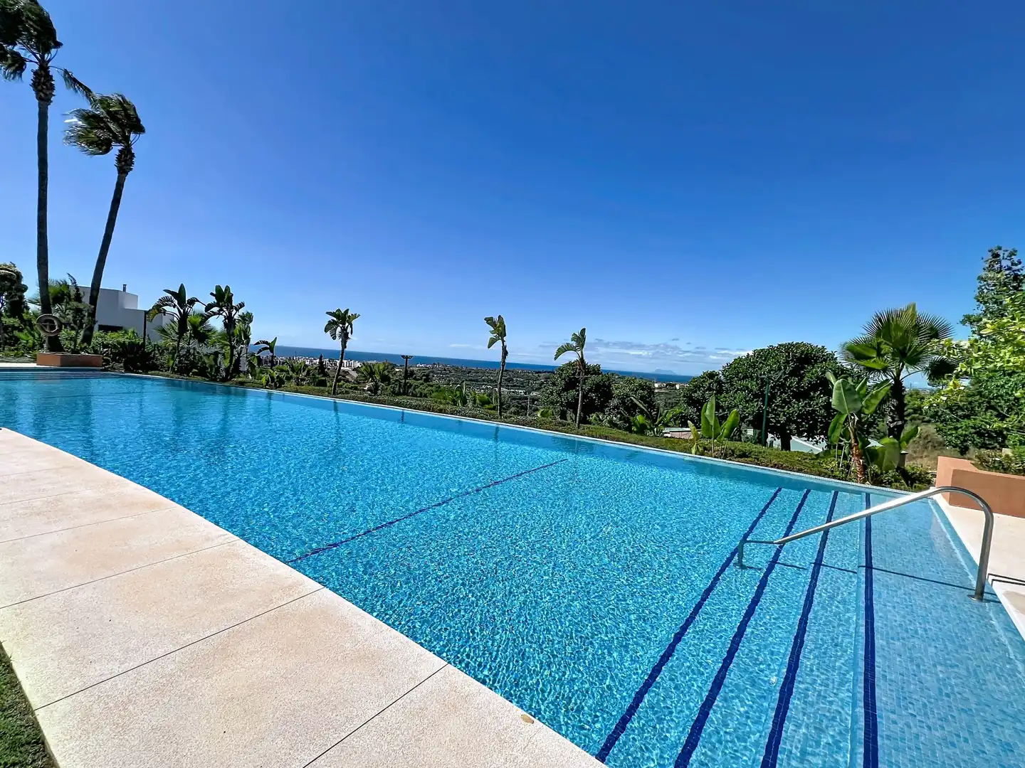 Piscina de Apartament en venda en Benahavís amb Aire condicionat i Terrassa