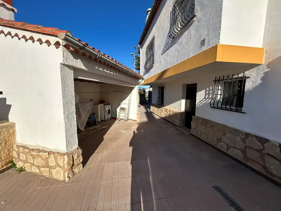 Vista exterior de Casa o xalet en venda en Gandia amb Aire condicionat, Jardí privat i Terrassa