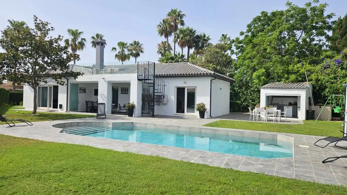 Vista exterior de Casa o chalet en venta en Sotogrande con Aire acondicionado, Jardín privado y Terraza