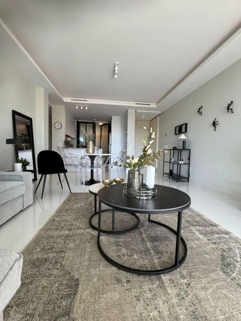 Sala d'estar de Planta baixa de lloguer en Estepona amb Aire condicionat, Jardí privat i Terrassa