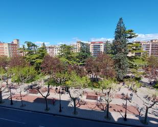 Vista exterior de Pis de lloguer en  Logroño amb Calefacció