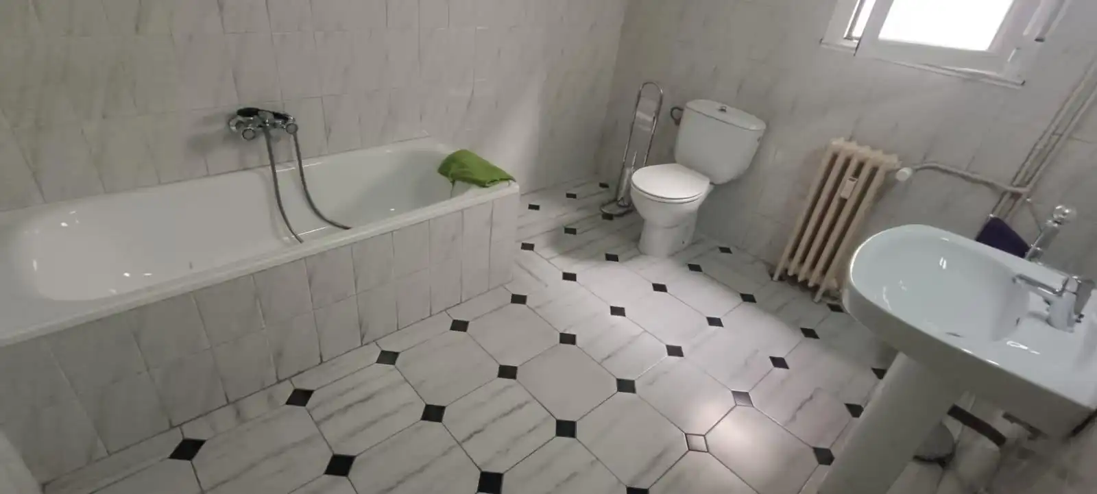 Bany de Pis en venda en Zamora Capital  amb Calefacció i Parquet