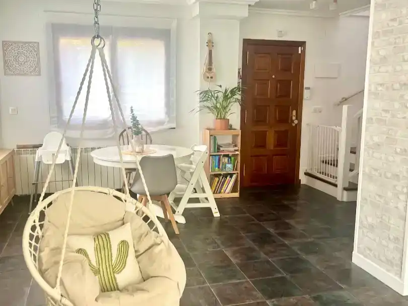 Sala d'estar de Casa adosada en venda en Castro-Urdiales amb Piscina