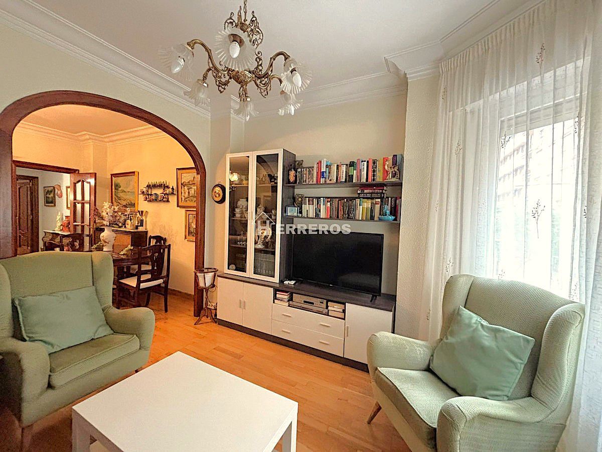 Living room of Flat for sale in  Logroño  with Air Conditioner, Heating and Parquet flooring