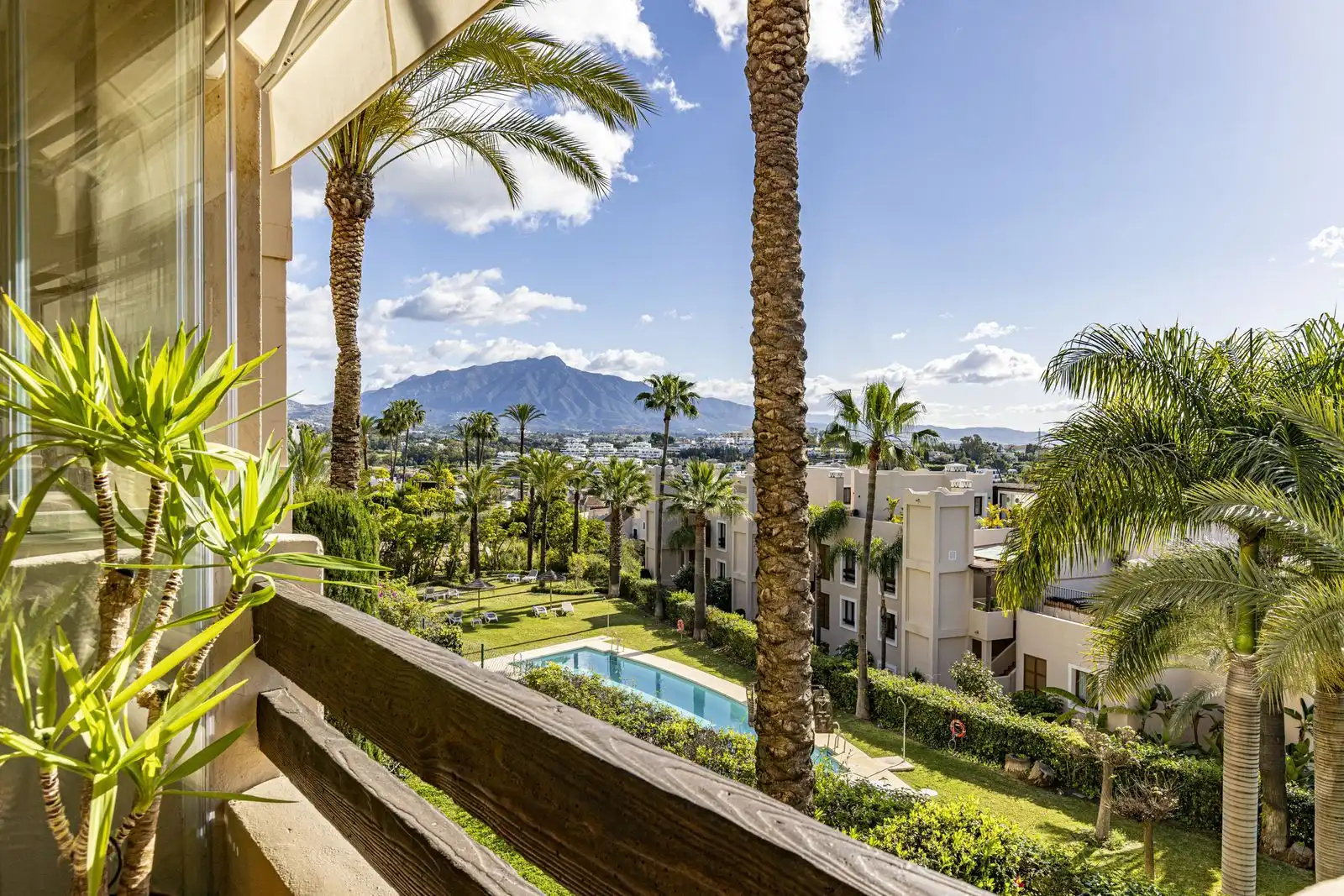 Apartament amb piscina en venda a Benahavís pueblo, imagen 3