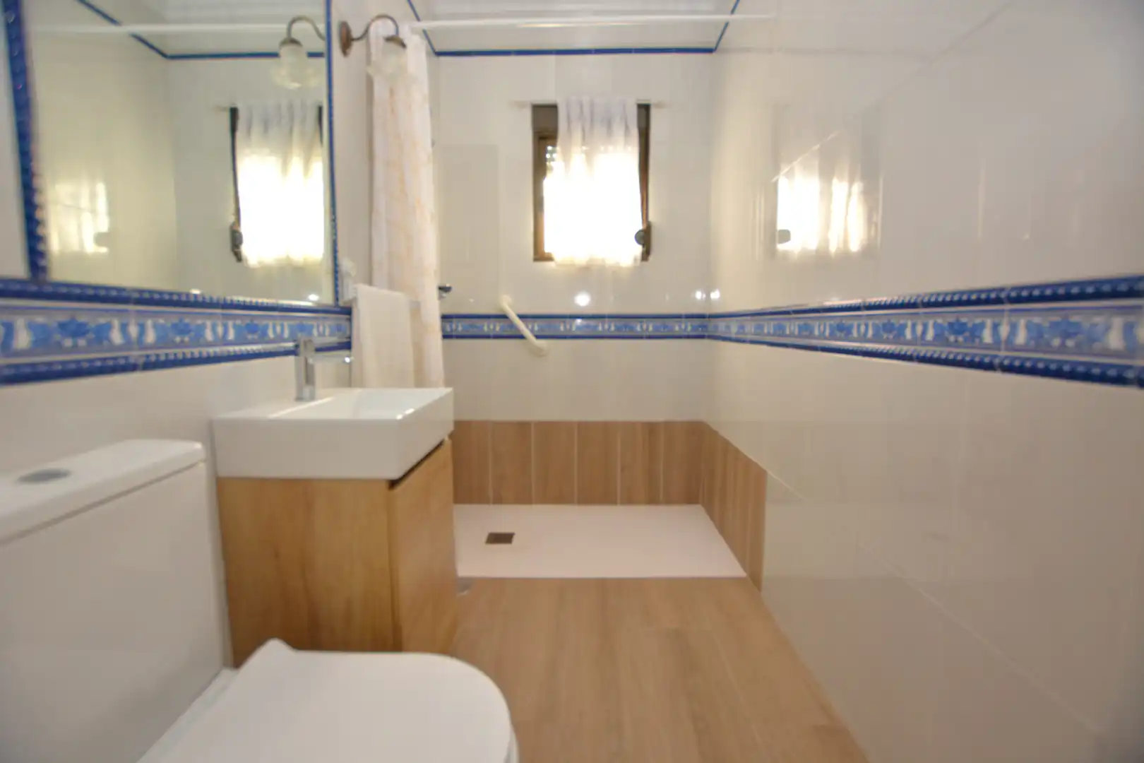 Baño de Casa o chalet en venta en Bormujos con Aire acondicionado, Calefacción y Jardín privado