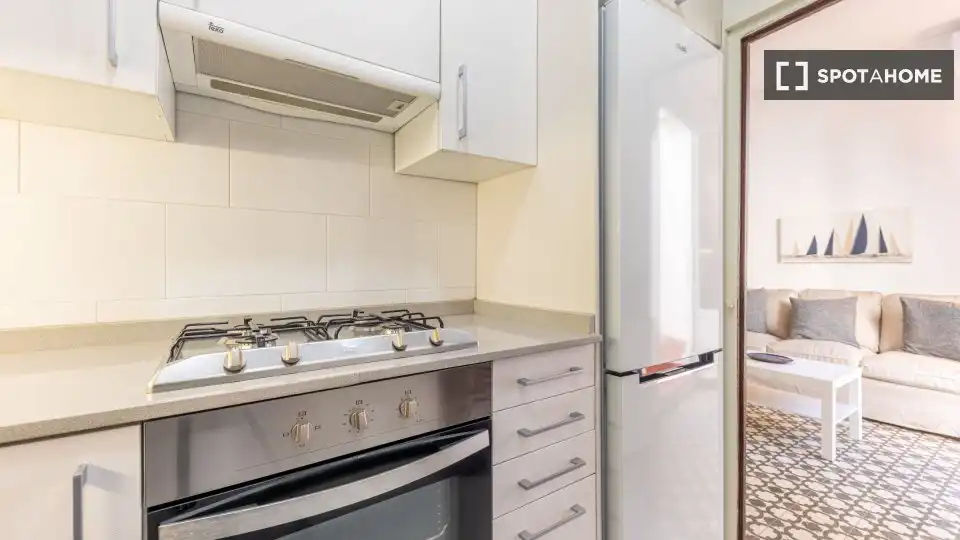 Cuina de Pis de lloguer en Sitges amb Aire condicionat, Calefacció i Moblat