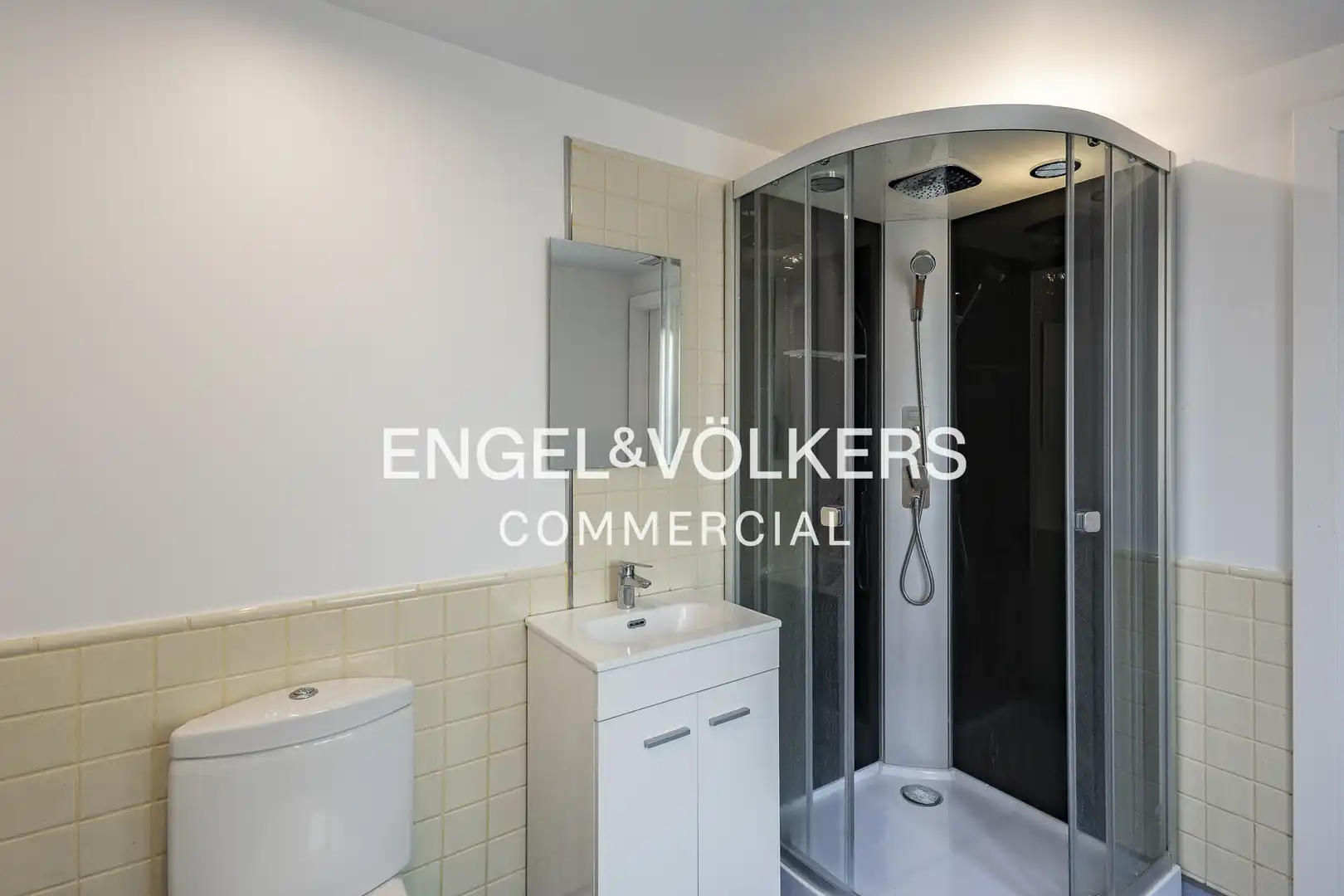 Badezimmer von Büro zur Miete in Barcelona mit Klimaanlage und Terrasse