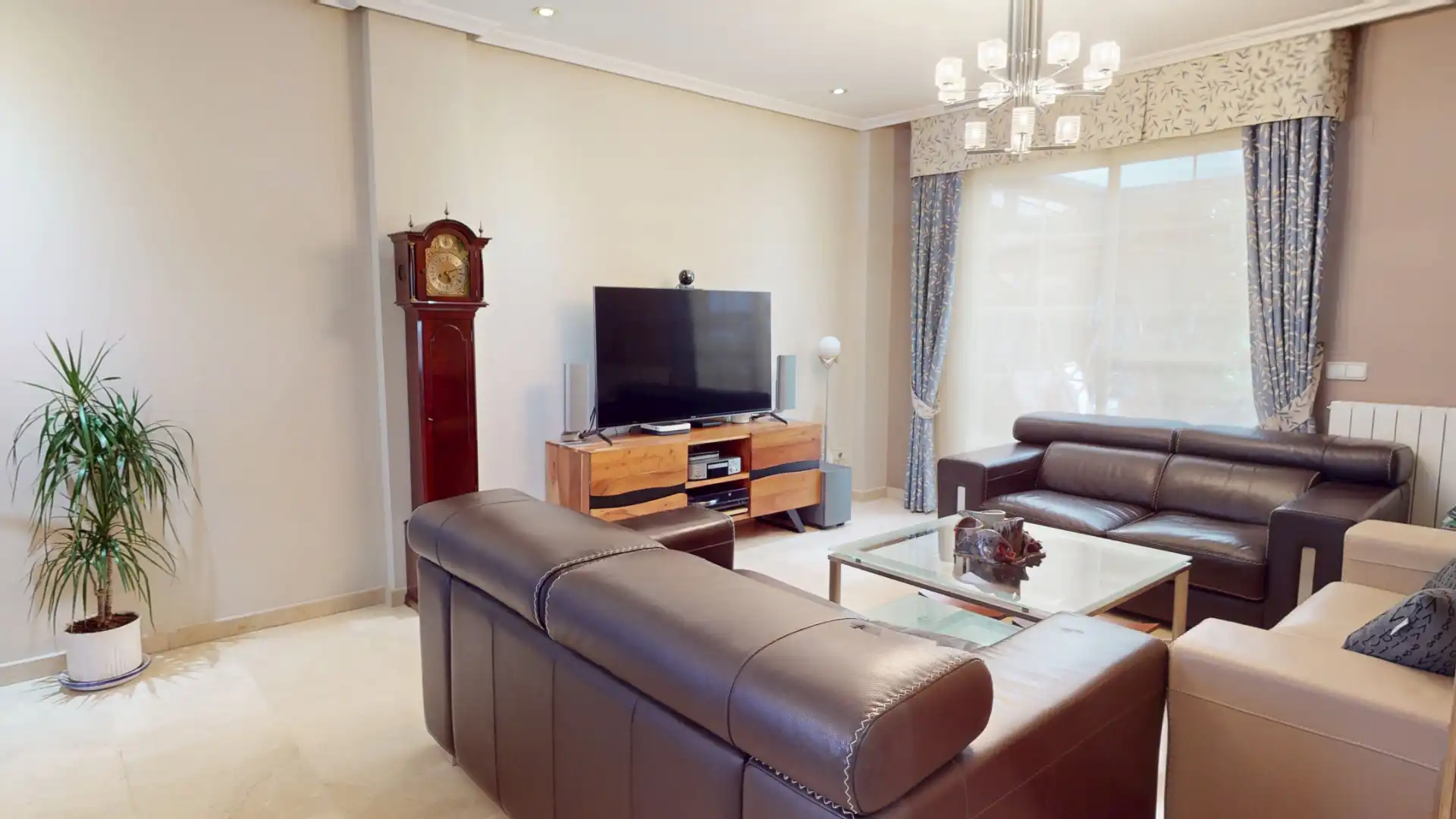 Sala de estar de Casa adosada en venta en Boadilla del Monte con Aire acondicionado, Calefacción y Jardín privado