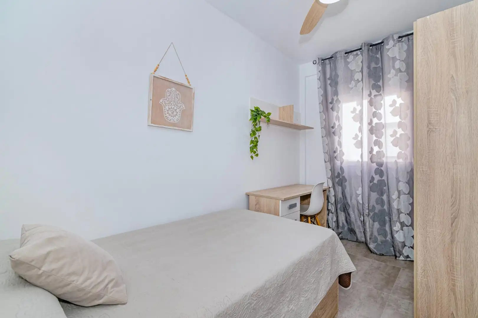 Bedroom of Flat for sale in Granada  with Air Conditioner, Heating and Terrace