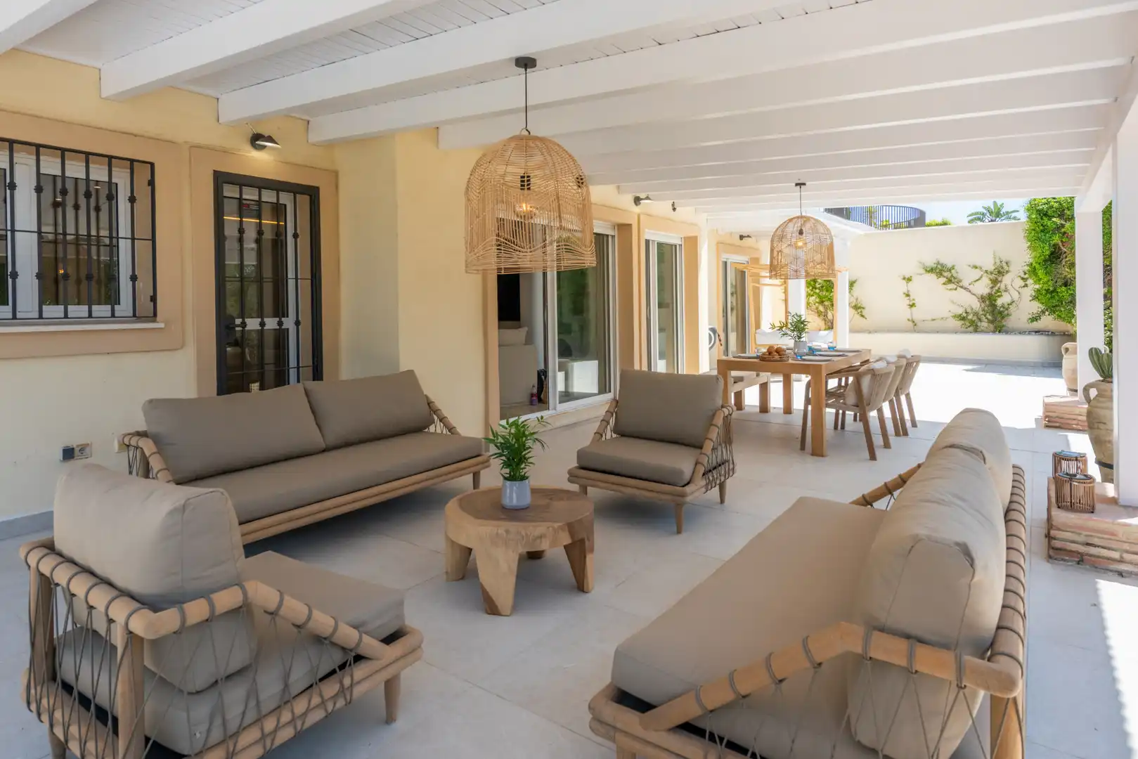 Terrasse von Erdgeschoss zum Verkauf in Sotogrande mit Klimaanlage, Privatgarten und Terrasse