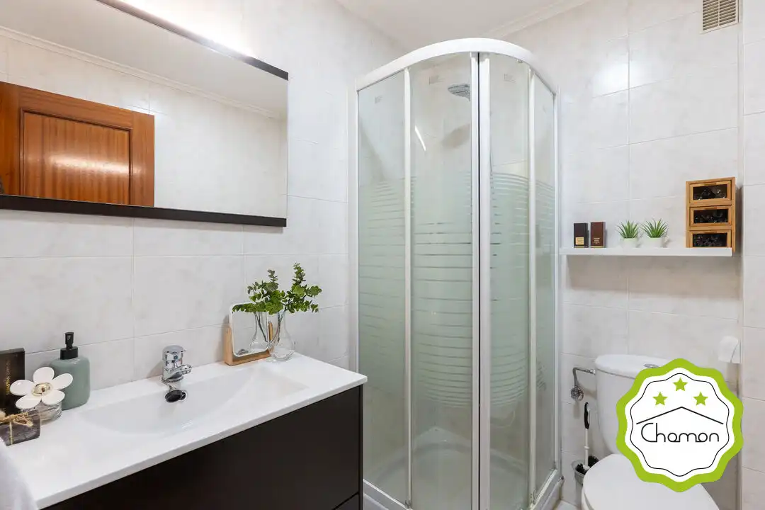 Badezimmer von Wohnung zum Verkauf in Bilbao  mit Heizung, Privatgarten und Abstellraum