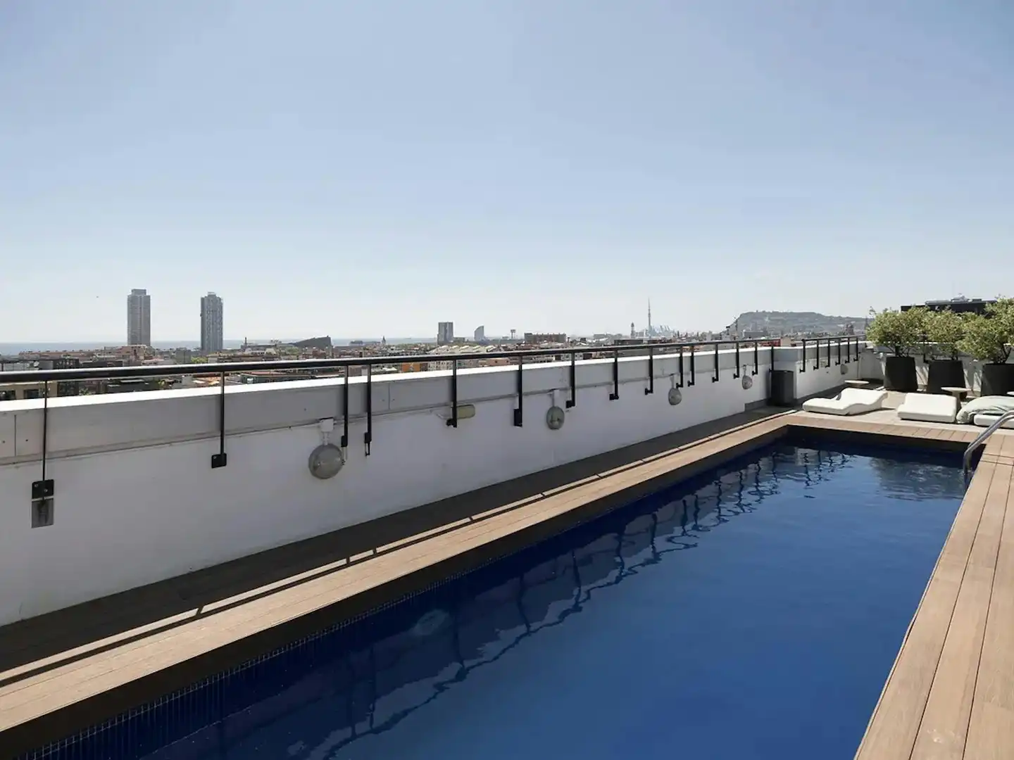 Schwimmbecken von Gebäude zur Miete in Barcelona
