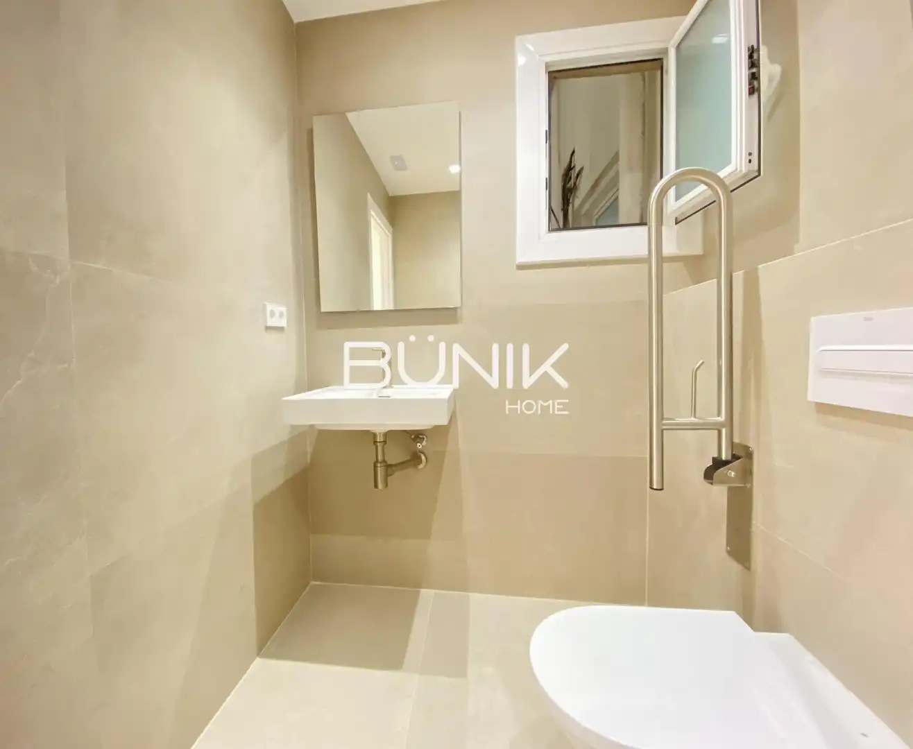 Bathroom of Office for rent in Barcelona  with Air Conditioner