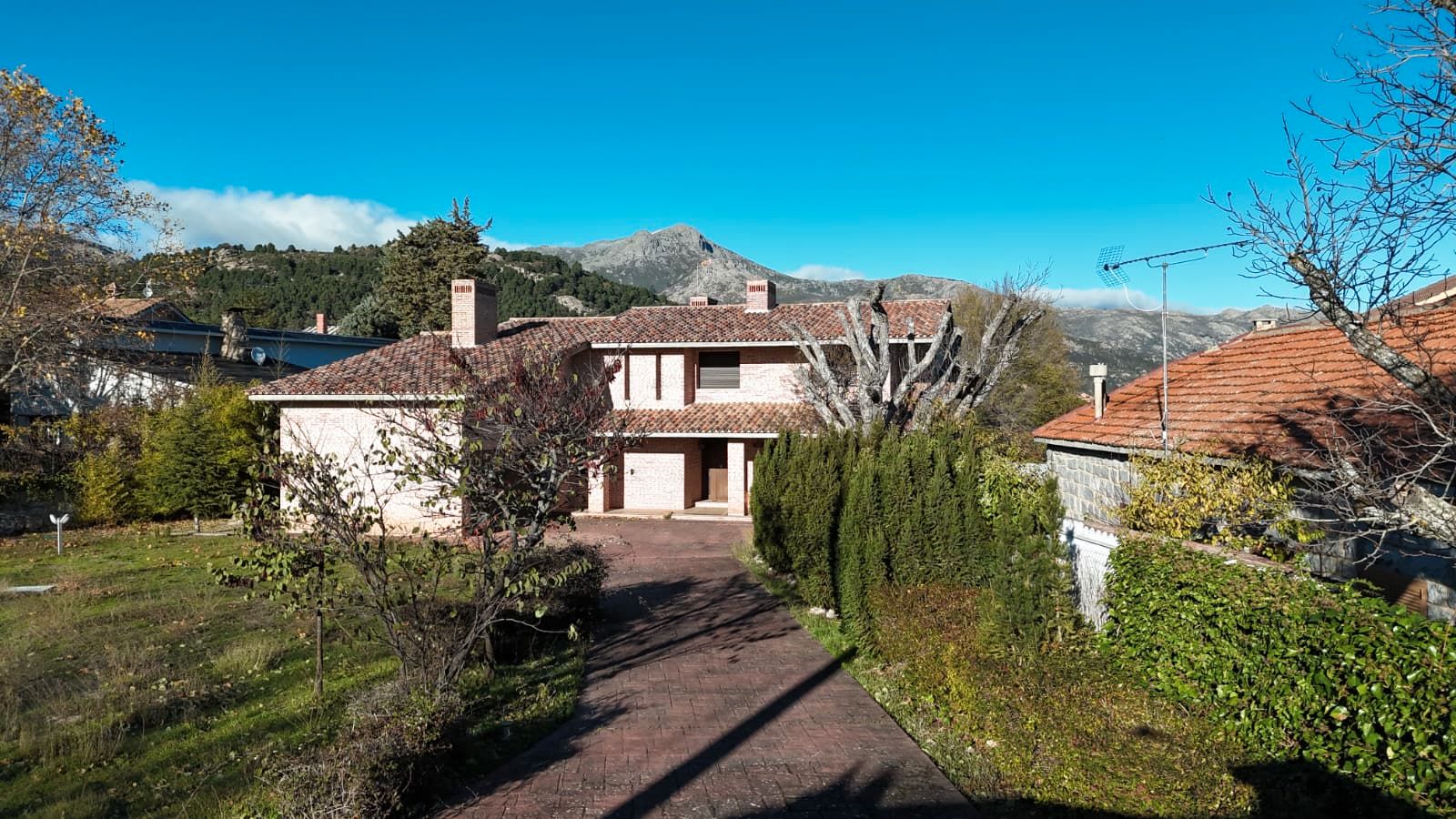 Vista exterior de Casa o xalet en venda en Becerril de la Sierra amb Calefacció, Jardí privat i Traster