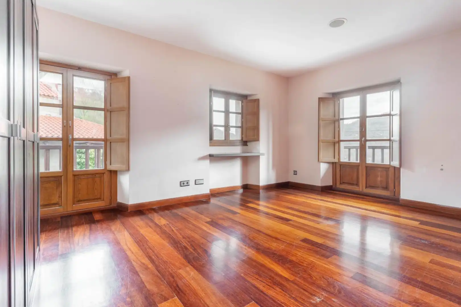 Sala d'estar de Finca rústica en venda en Lena amb Jardí privat, Traster i Balcó