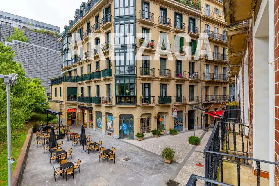Vista exterior de Piso en venta en Donostia - San Sebastián  con Calefacción y Balcón