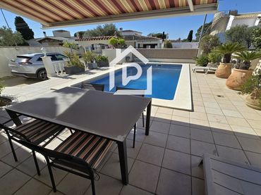 Xalet amb piscina en venda a Pení