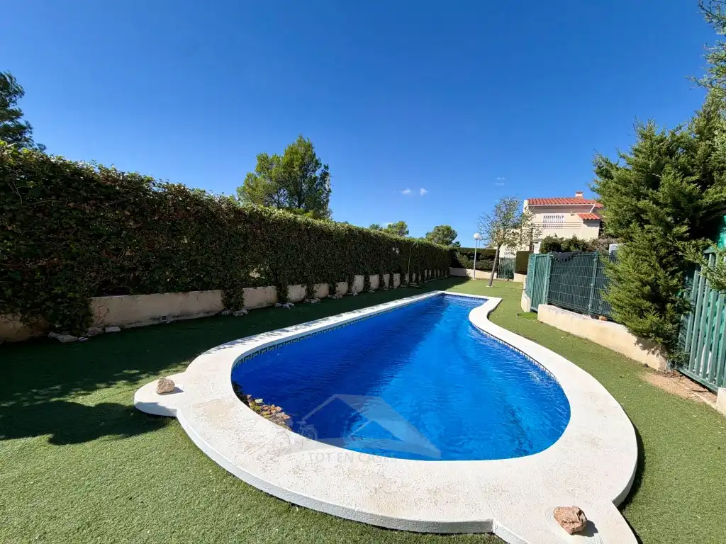 Villa zum Verkauf in Avenida Madrid De